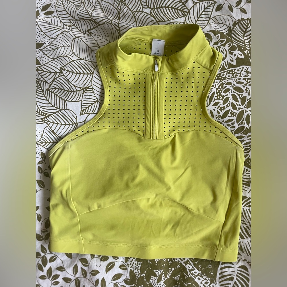 Lululemon high neck sports bra size 4 used-like new condition